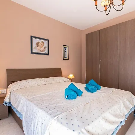 Isa1-seaside 3 Bedroom Spacious Apt Great Location St. Paul's Bay