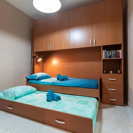 Isa1-seaside 3 Bedroom Spacious Apt Great Location Apartment *